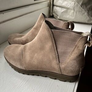 Sorel Harlow Chelsea boot ash suede EUC slip on elastic panel rugged sole